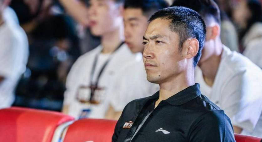 闵鹿蕾因个人原因辞职聘请张庆鹏担任主教练
