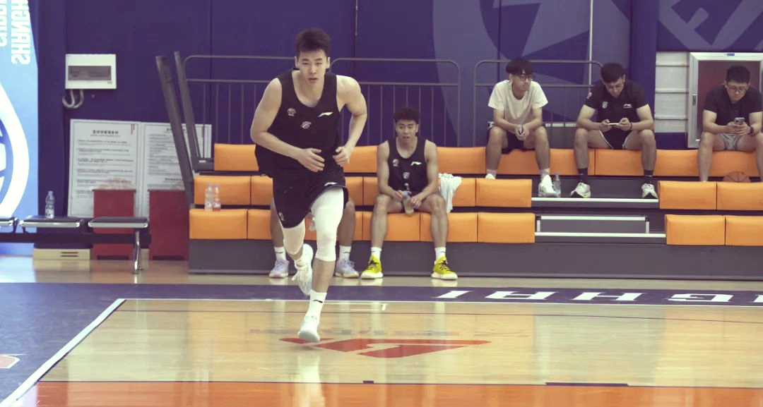 od体育入口-关于CBA俱乐部杯首场比赛上海久事大鲨鱼以88:84获胜的信息